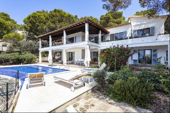 Luxury villa on the first line of Camp de Mar (Andratx) with sea access