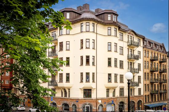 Period-typical corner floor with double balconies, high up in the building.