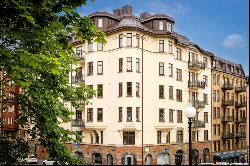 Period-typical corner floor with double balconies, high up in the building.