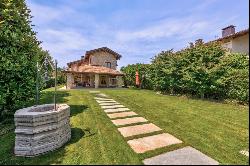 Elegant detached villa: the perfect hideaway between Como and Varese