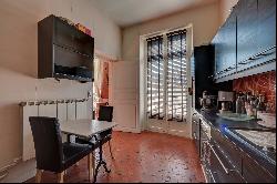 Large 170 sqm, 2/3-bedroom apartment with balcony, cellar and shared courtyard