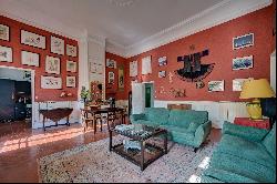 Large 170 sqm, 2/3-bedroom apartment with balcony, cellar and shared courtyard