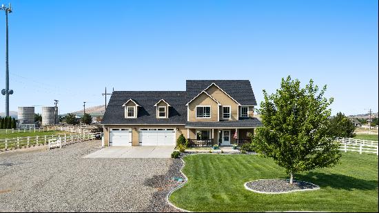 HORSE PROPERTY WITH A POOL!!