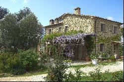 Typical Tuscan house with views over the hills