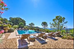 Luxury Bastide with swimming pool and 104 hectares of land in Provence