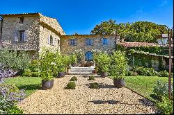 Luxury Bastide with swimming pool and 104 hectares of land in Provence