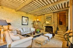 Luxury Bastide with swimming pool and 104 hectares of land in Provence