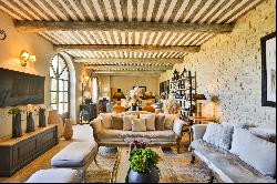 Luxury Bastide with swimming pool and 104 hectares of land in Provence