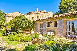 Luxury Bastide with swimming pool and 104 hectares of land in Provence