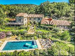 Luxury Bastide with swimming pool and 104 hectares of land in Provence