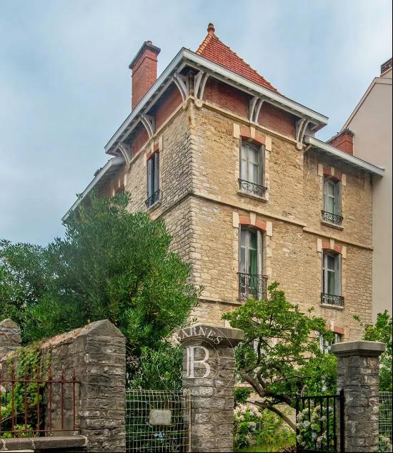 BIARRITZ, HEART OF TOWN, BEAUTIFUL TOWN HOUSE TO RENOVATE ENTIRELY