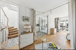 Paris 3rd. Enfants Rouges. Top-floor Duplex with Terrace