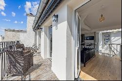 Paris 3rd. Enfants Rouges. Top-floor Duplex with Terrace