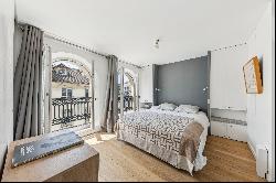 Paris 3rd. Enfants Rouges. Top-floor Duplex with Terrace