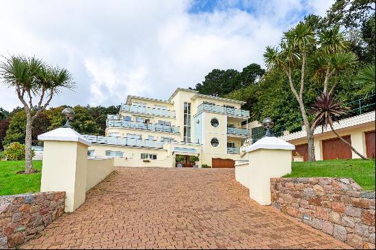 2 Bed apartment in small luxurious iconic block overlooking Anne Port Bay