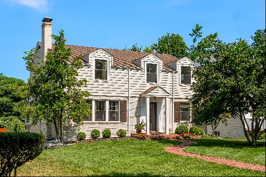 Charming 4 Bedroom, 3 Full Bath Ladue Colonial