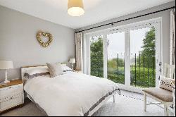 Upper Hale Road, Farnham, Surrey, GU9 0JE