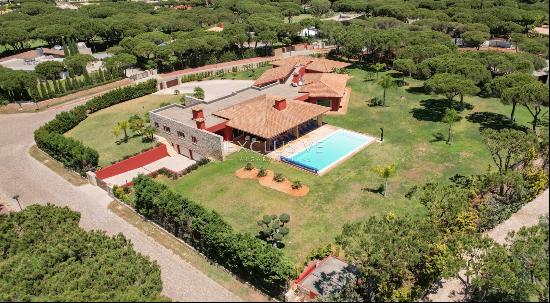 Buy Luxurious mansion with 5 bedrooms and private pool for sale in Pinhal Velho, Vilamoura