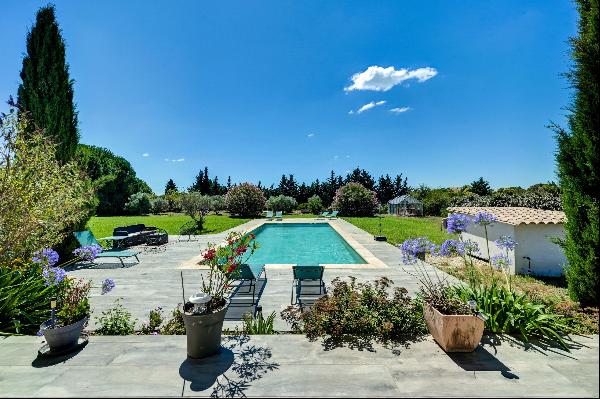 Modern 5-bedroom house with swimming pool in Arles, Quartier Résidentiel