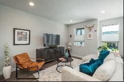  Impeccable urban townhome offers an impressive open floor plan