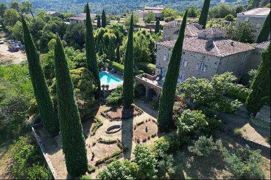 Aubenas - Château  inscrit ISMH avec vue panoramique