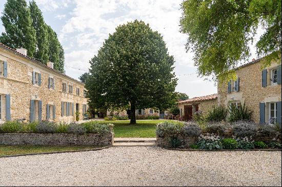 RENOVATED CHARENTAISE ESTATE BETWEEN ROCHEFORT AND ROYAN