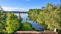 A Contemporary Lakeside Retreat