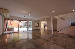 Renovated duplex house in Gávea with preserved facade