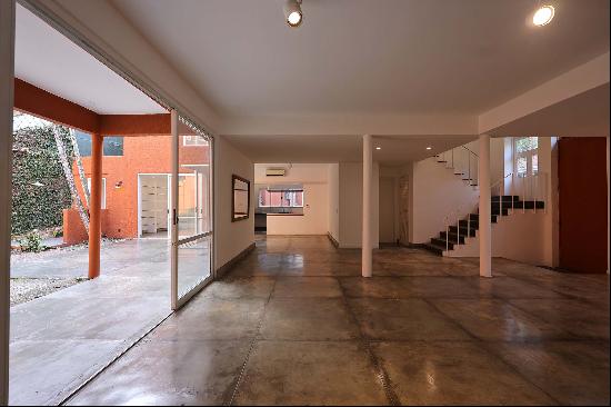 Renovated duplex house in Gavea with preserved facade