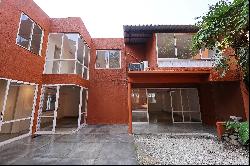 Renovated duplex house in Gávea with preserved facade