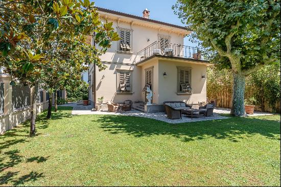 Elegant villa with dépendance in Forte dei Marmi