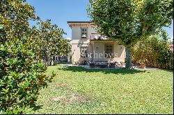 Elegant villa with dependance in Forte dei Marmi