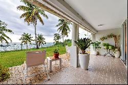 Barefoot Beachfront Villa at Costa Dorada