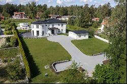 Representative villa in top condition designed by architect Pål Ross