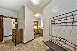 Beautiful 1 bedroom plus Den with Murphy Bed Just Steps Away from Slopes