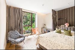 Exceptional three-bedroom apartment located in Kensington.