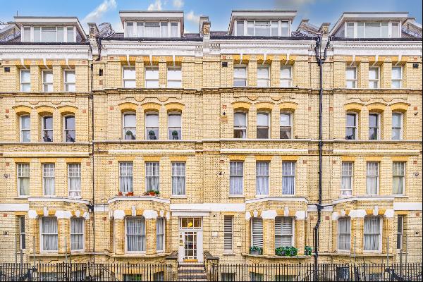 Chic two bedroom apartment In the heart Of Chelsea.