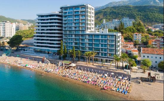 Three-bedroom beachfront apartment