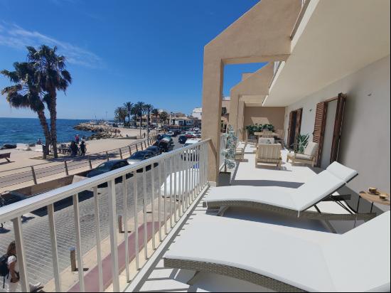 Refurbished apartment in Portixol with first-line sea views