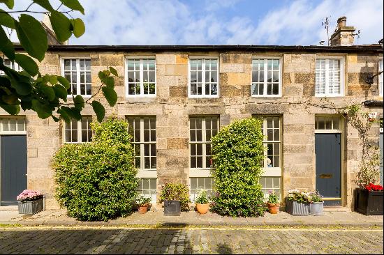 A stunning, fully renovated two bedroom mews flat on the iconic Circus Lane