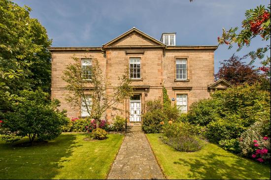 A main door, ground floor apartment with a garage and an exceptional garden.