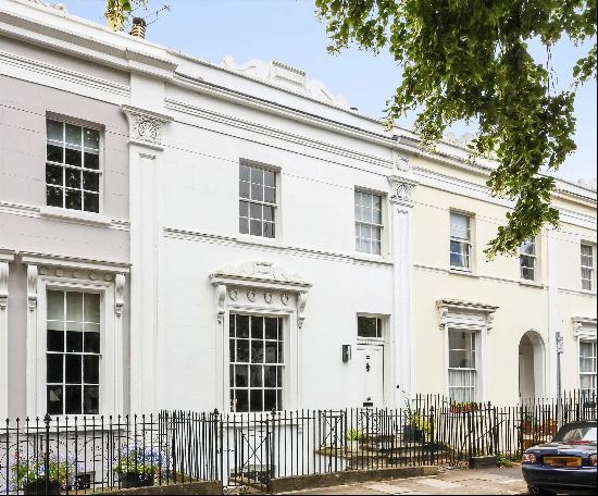 A pretty Grade II listed townhouse which has been renovated to a high standard with a cent