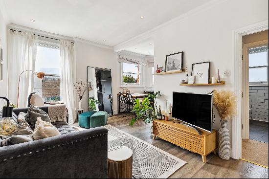 A beautifully presented 2 bedroom flat of 1213sqft, close to all the amenities of Earlsfie