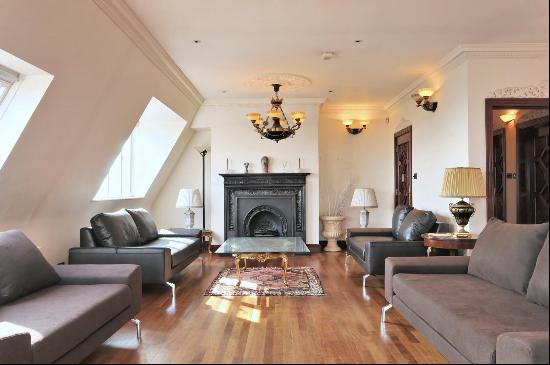 An exquisite penthouse apartment available to rent in Hampstead, NW3