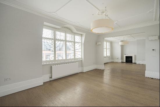 A modern 3 bedroom top floor flat to rent in Knightsbridge, SW1X