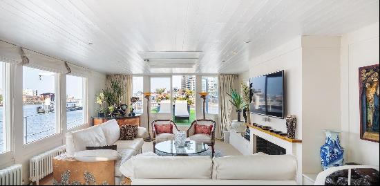 A superb houseboat with fabulous entertaining space and a huge sun deck, situated on priva