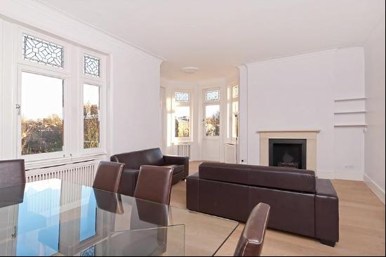 An immaculate apartment with access to communal gardens in St John's Wood NW8.