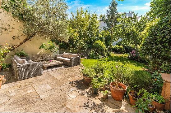 A 2 bedroom garden flat for sale on Belsize Park, NW3.