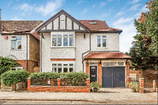 An incredible opportunity to purchase a wonderful detached family house, offering excellen