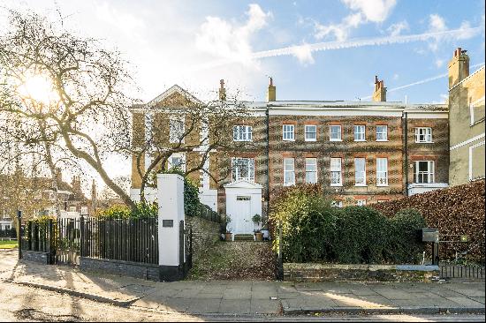 Available to let, a unique three bedroom townhouse overlooking Richmond Green.